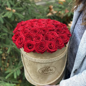Букет Виктория с красными розами в шляпной коробке