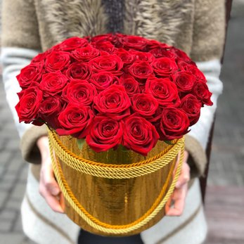 Букет Golden Love с красными розами в шляпной коробке