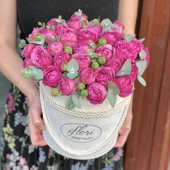 Букет Валенти с пионовидной розой в шляпной коробке