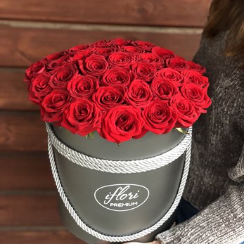 Букет  София с красными розами в шляпной коробке