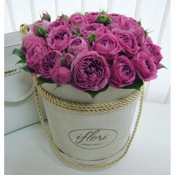 Букет Хлоя с пионовидными розами в шляпной коробке