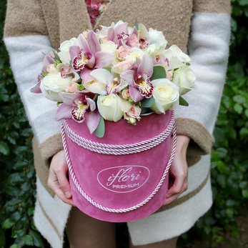 Букет Виталина с орхидеями в шляпной коробке
