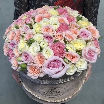 Букет Альба с кустовыми розами в шляпной коробке
