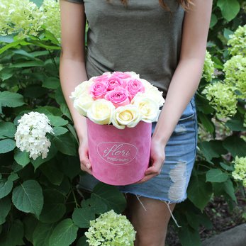 Букет Пинк-комлимент с розовыми и белыми розами в шляпной коробке