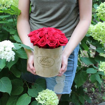 Букет Коко Шанель комплимент с красными розами в шляпной коробке