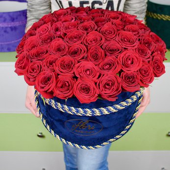 Букет Астрид с красными розами в шляпной коробке