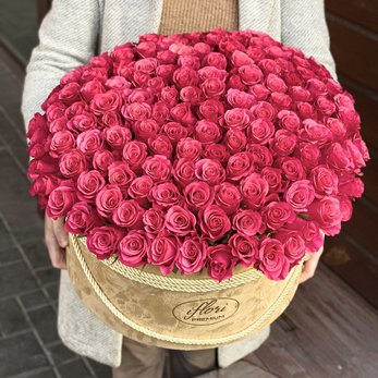 Букет Маркела со 171 розой в шляпной коробке