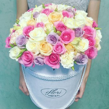 Букет Тианна с розами в шляпной коробке