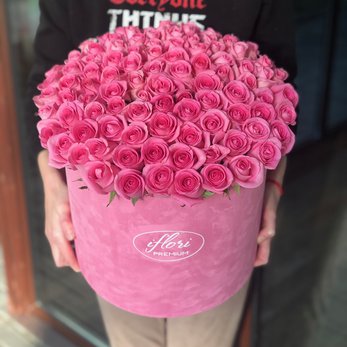Букет Розалия из розовых роз в шляпной коробке