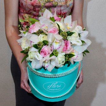 Букет Ариана с розами и орхидеей в шляпной коробке
