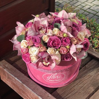 Букет Теона с орхидеями в шляпной коробке