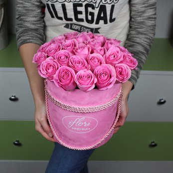Букет Барби с розовыми розами в шляпной коробке