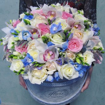 Букет Бриджет с розами и орхидеями в шляпной коробке